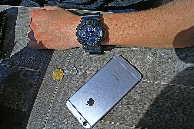 ruka, hodinky, mobil peníze