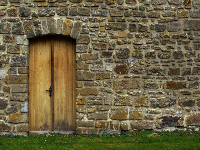 kamenná zeď s dveřmi