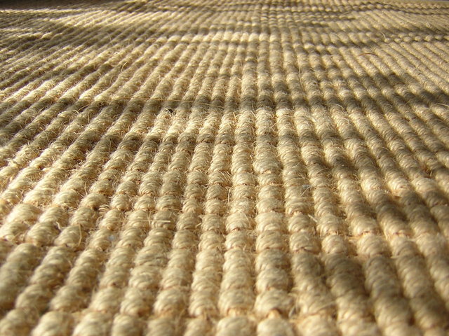 hrubě tkaný koberec